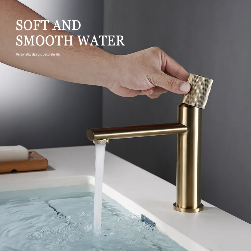 Miscelatore lavabo BGB1450 installato su un lavabo bianco
