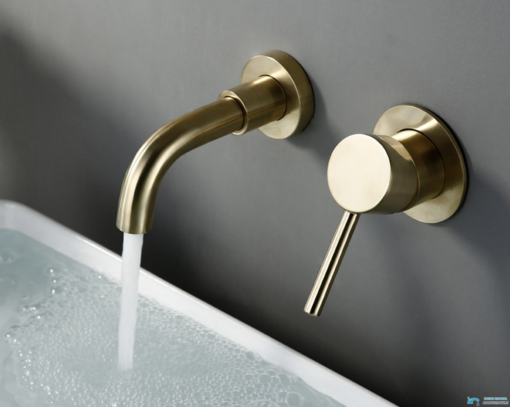 Rubinetto da parete per bagno EYN BGW1644 installato su una vasca