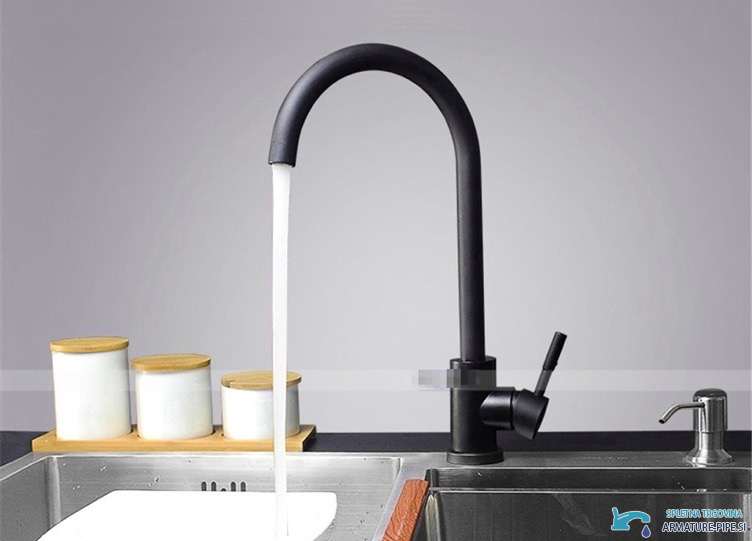 Rubinetto da cucina nero BK1343 con finitura nero opaco