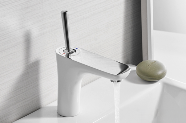 Elegante rubinetto da bagno BKK1306 bianco con dettagli cromati