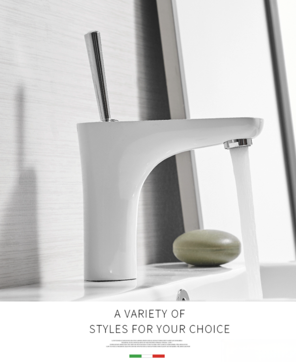 Elegante rubinetto da bagno BKK1306 visto di lato con getto d'acqua