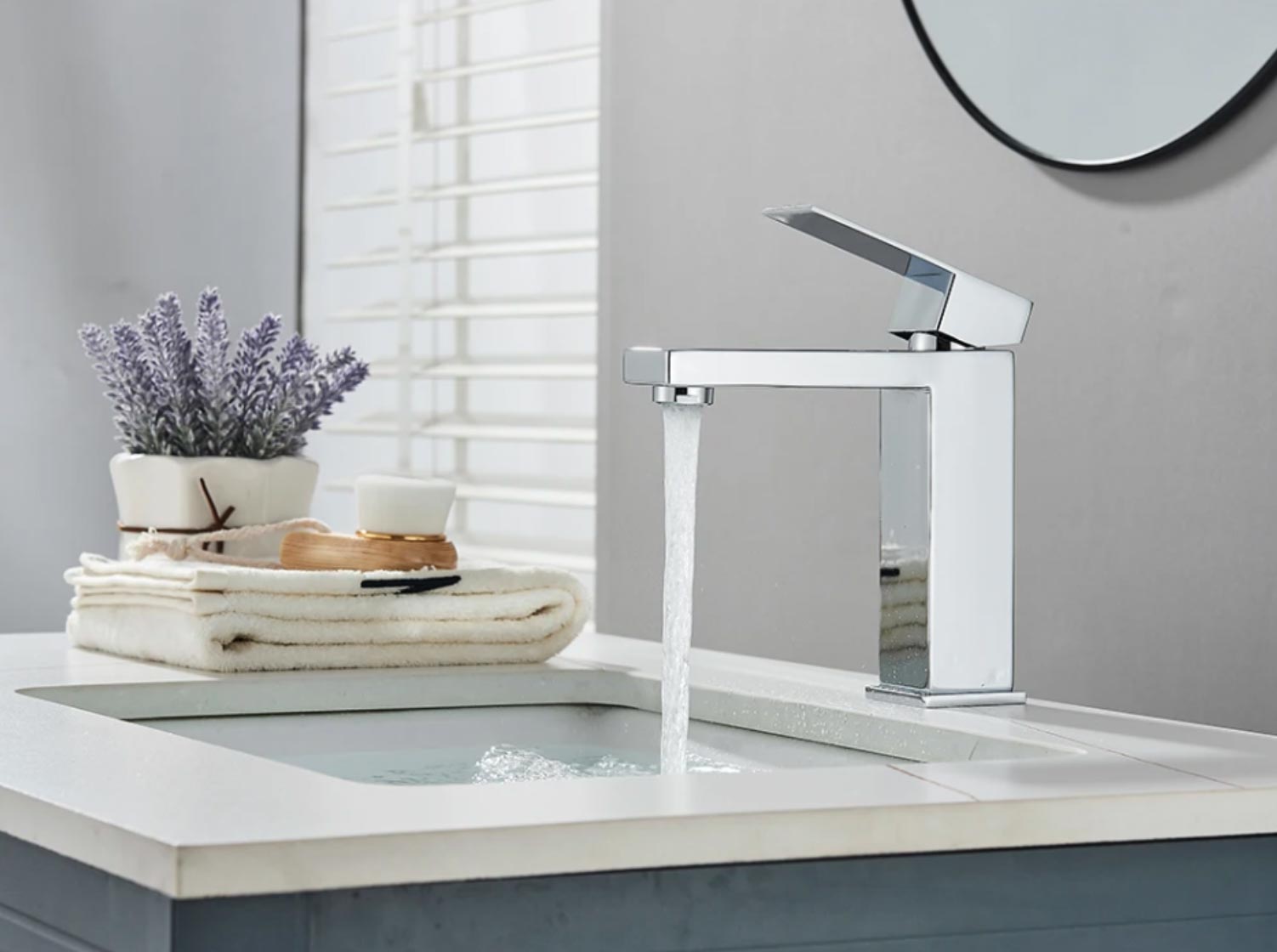 Miscelatore per lavabo EYN BS1103 installato sul piano del bagno