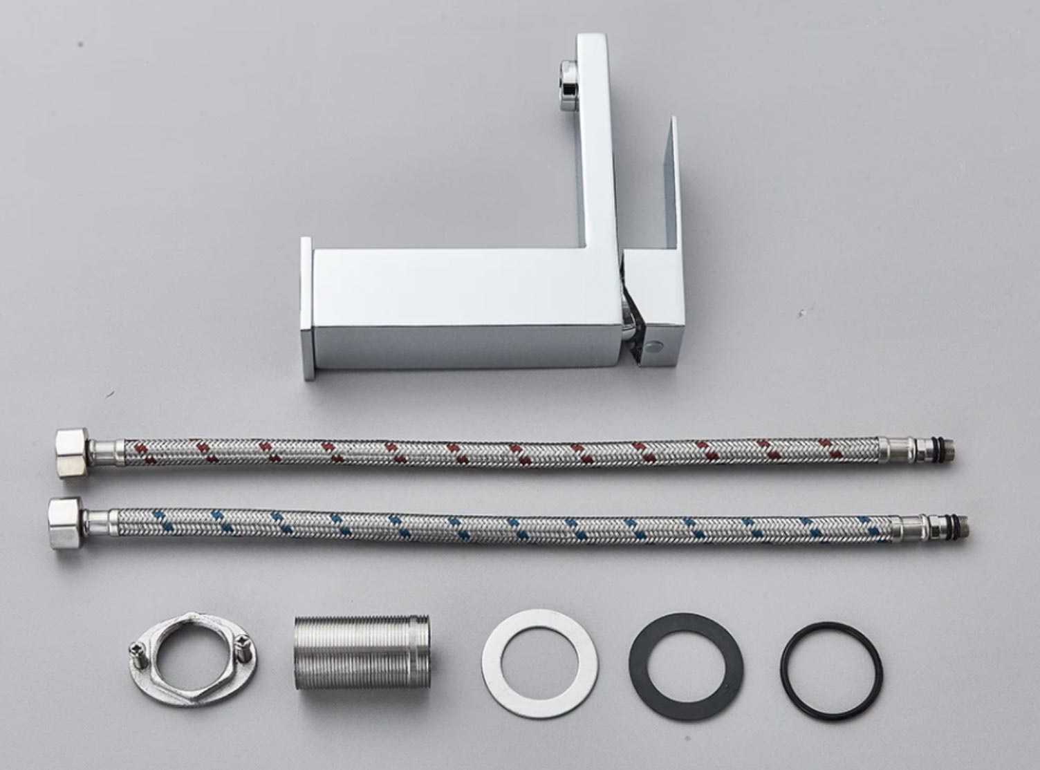 Collegamenti flessibili e fissaggio del miscelatore per lavabo EYN BS1103