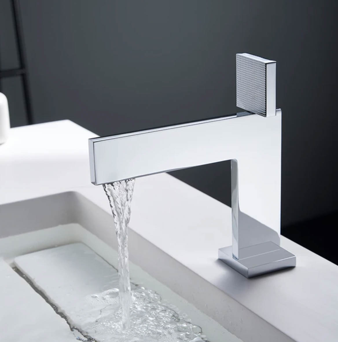 Miscelatore per lavabo BS1420 da piano durante l’erogazione dell’acqua