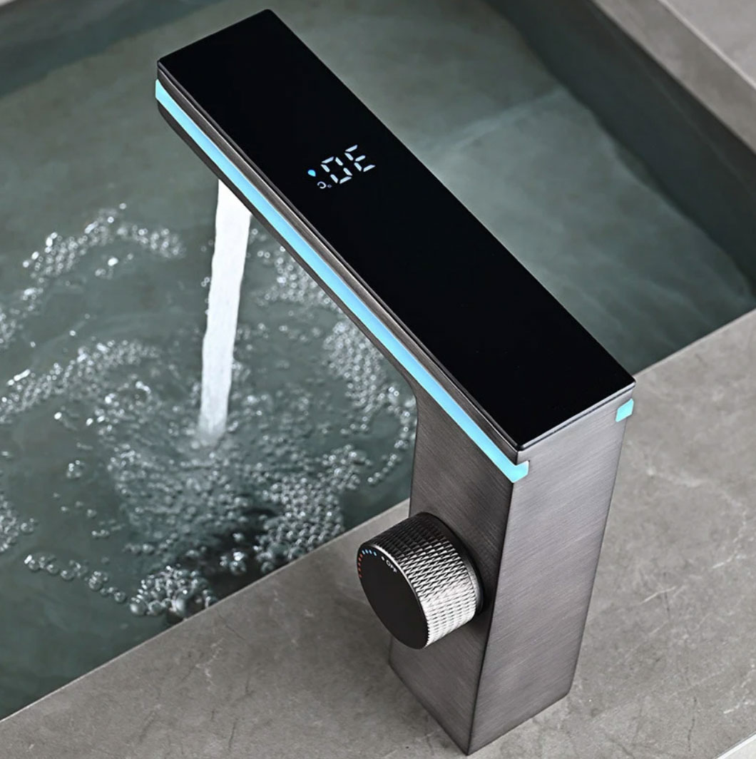 Rubinetto lavabo ELITE EDITION BS1826 visto dall'alto, con display LED e comando rotativo