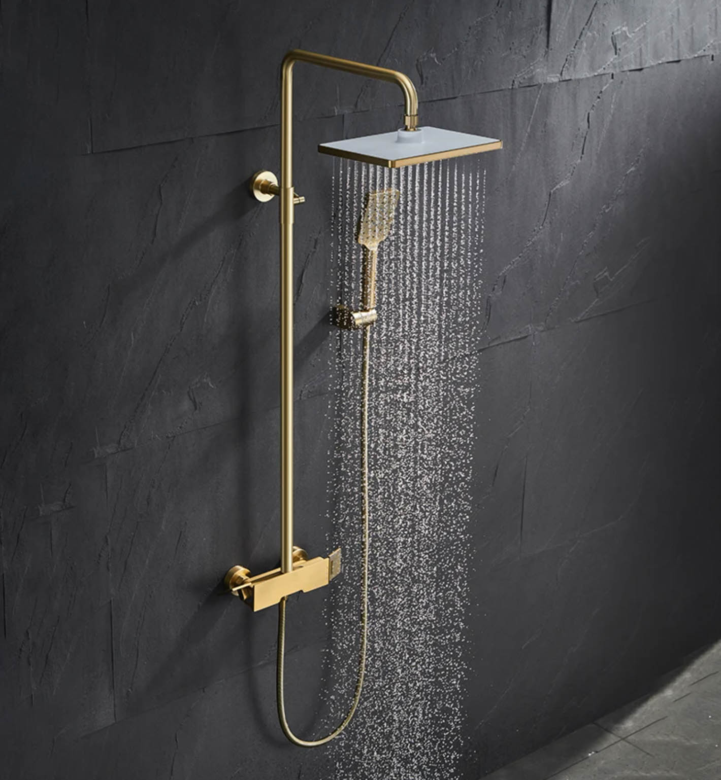 Sistema doccia esterno ELITE EDITION BSE1419 in uso con soffione a pioggia dorato