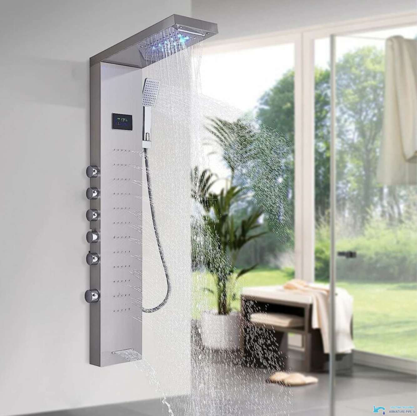 Sistema doccia esterno EYN BSP2040 in uso in un bagno luminoso