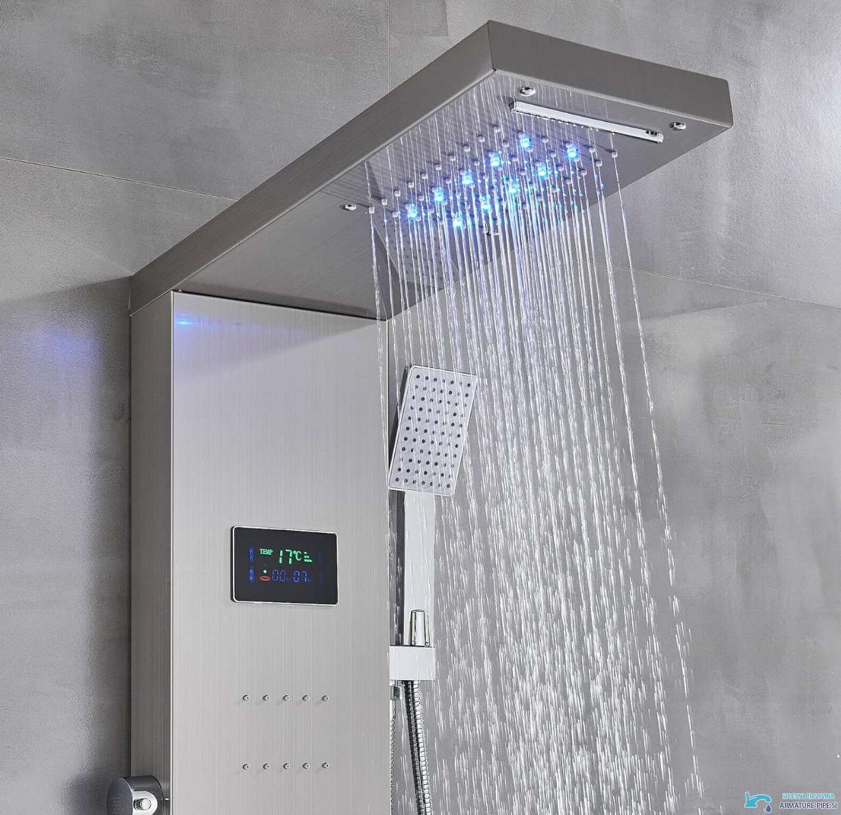 Dettaglio del getto a pioggia con LED blu del sistema doccia BSP2040