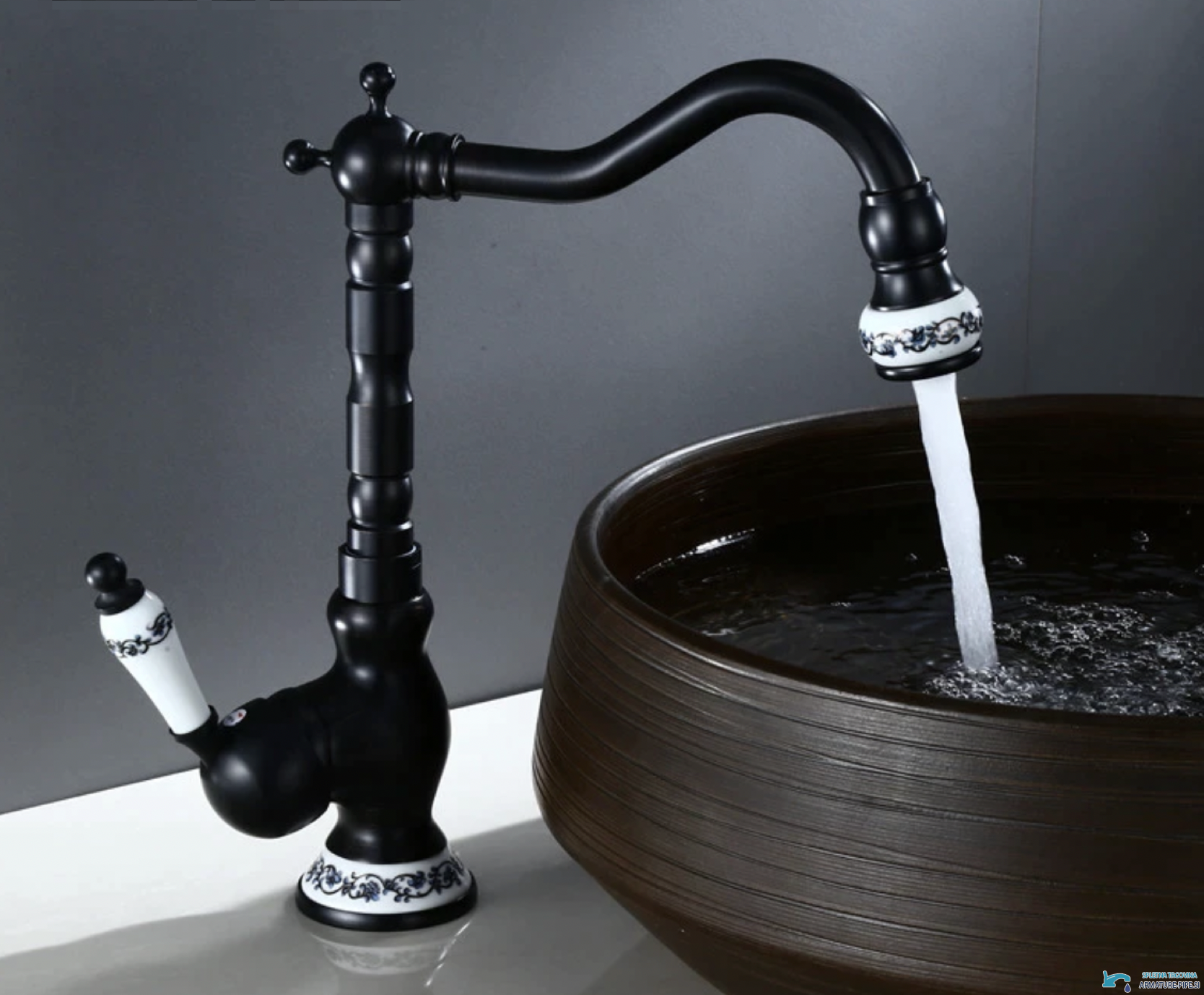 Rubinetto nero in stile antico con inserto in ceramica BV46982, finitura nero opaco
