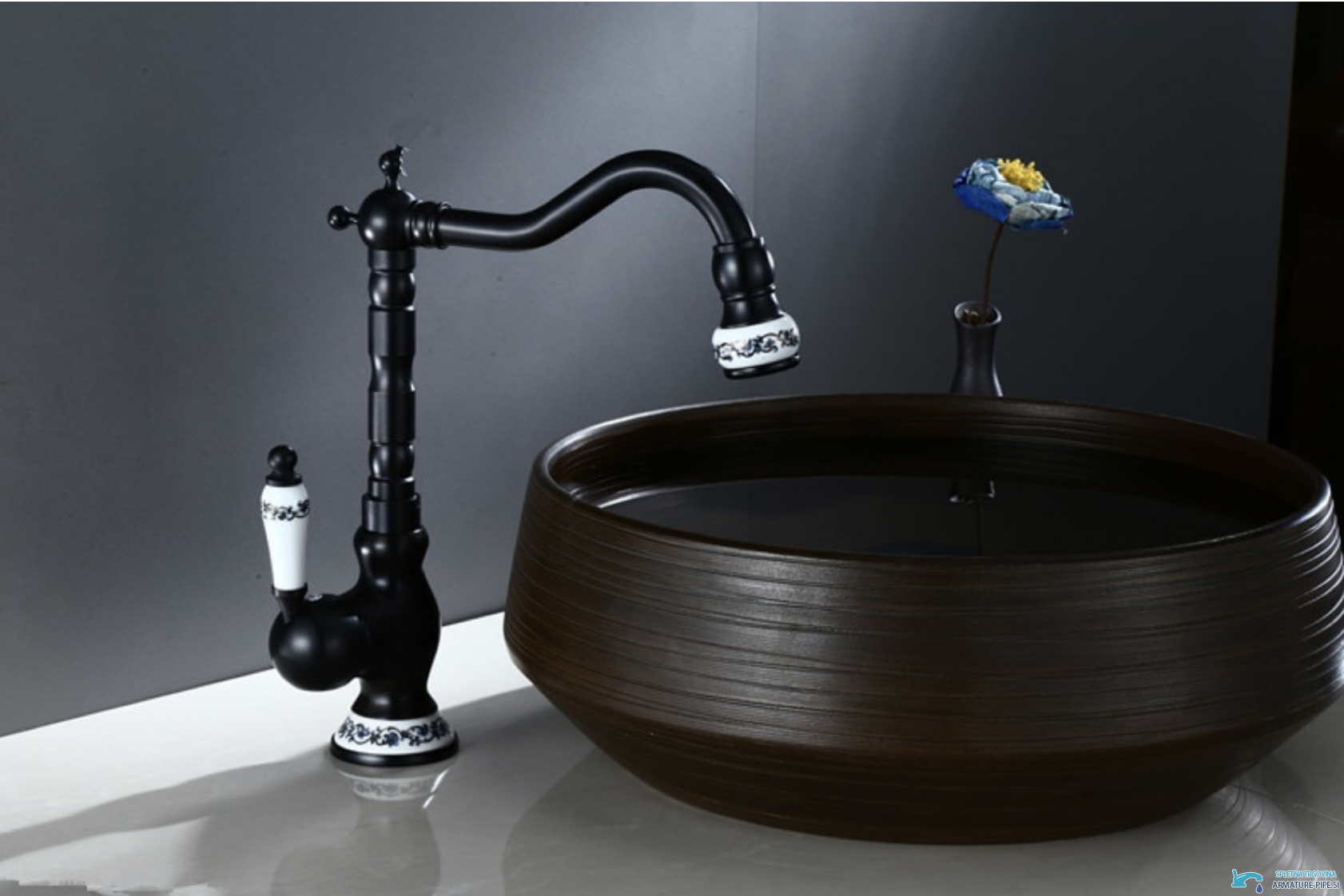 Rubinetto nero in stile antico BV46982 accanto a un lavabo da appoggio marrone