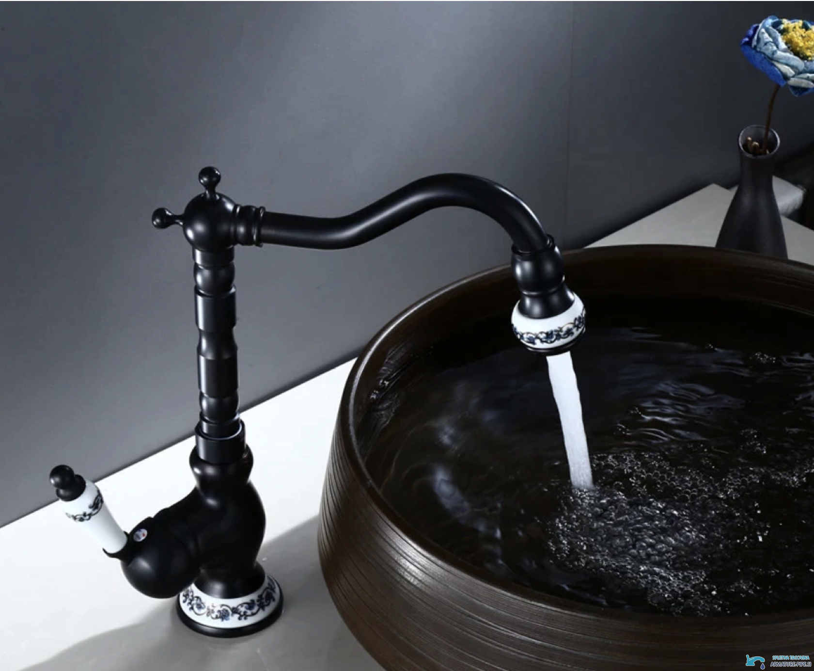 Rubinetto in stile antico BV46982 con bocca curva e anello in ceramica
