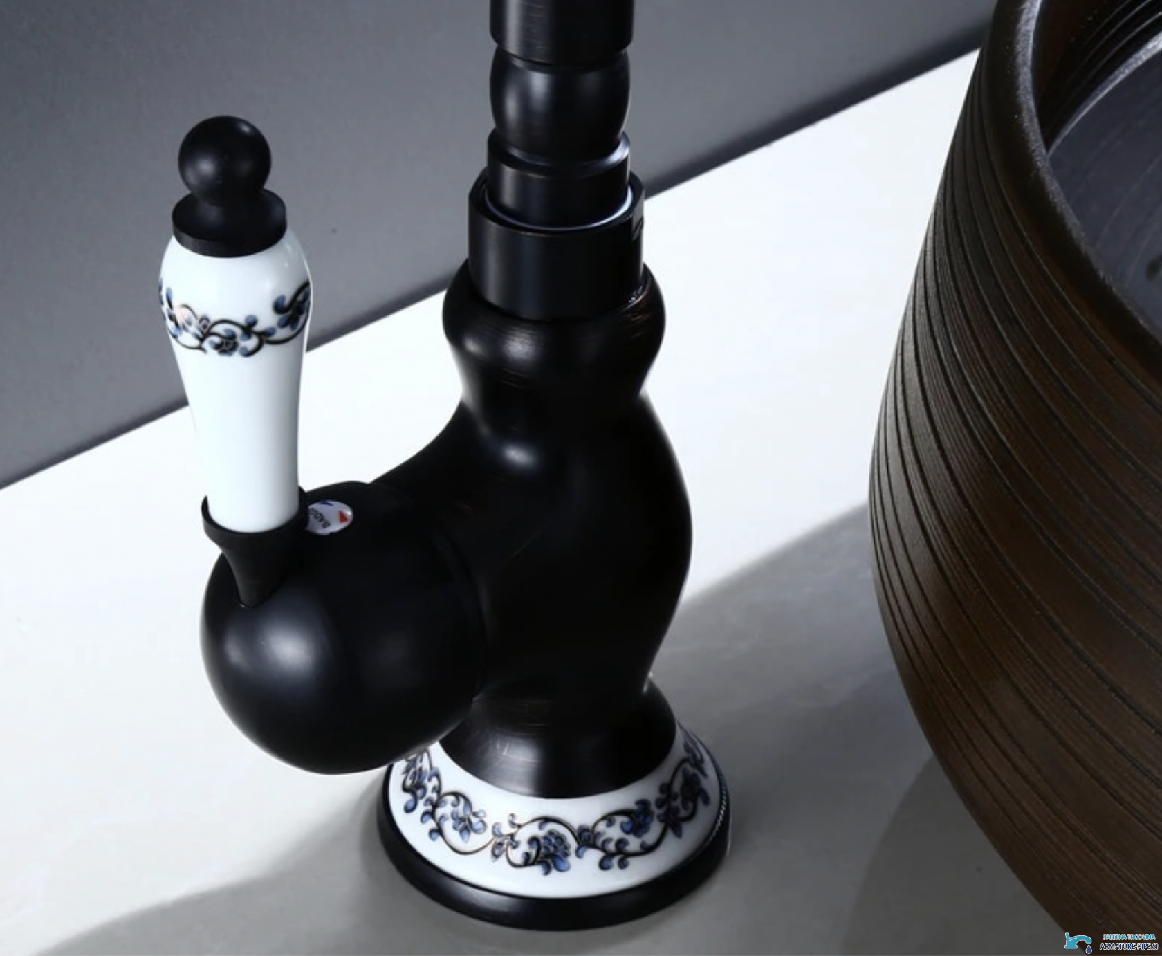 Rubinetto antico nero BV46982 con inserti in ceramica bianca e blu accanto al lavabo
