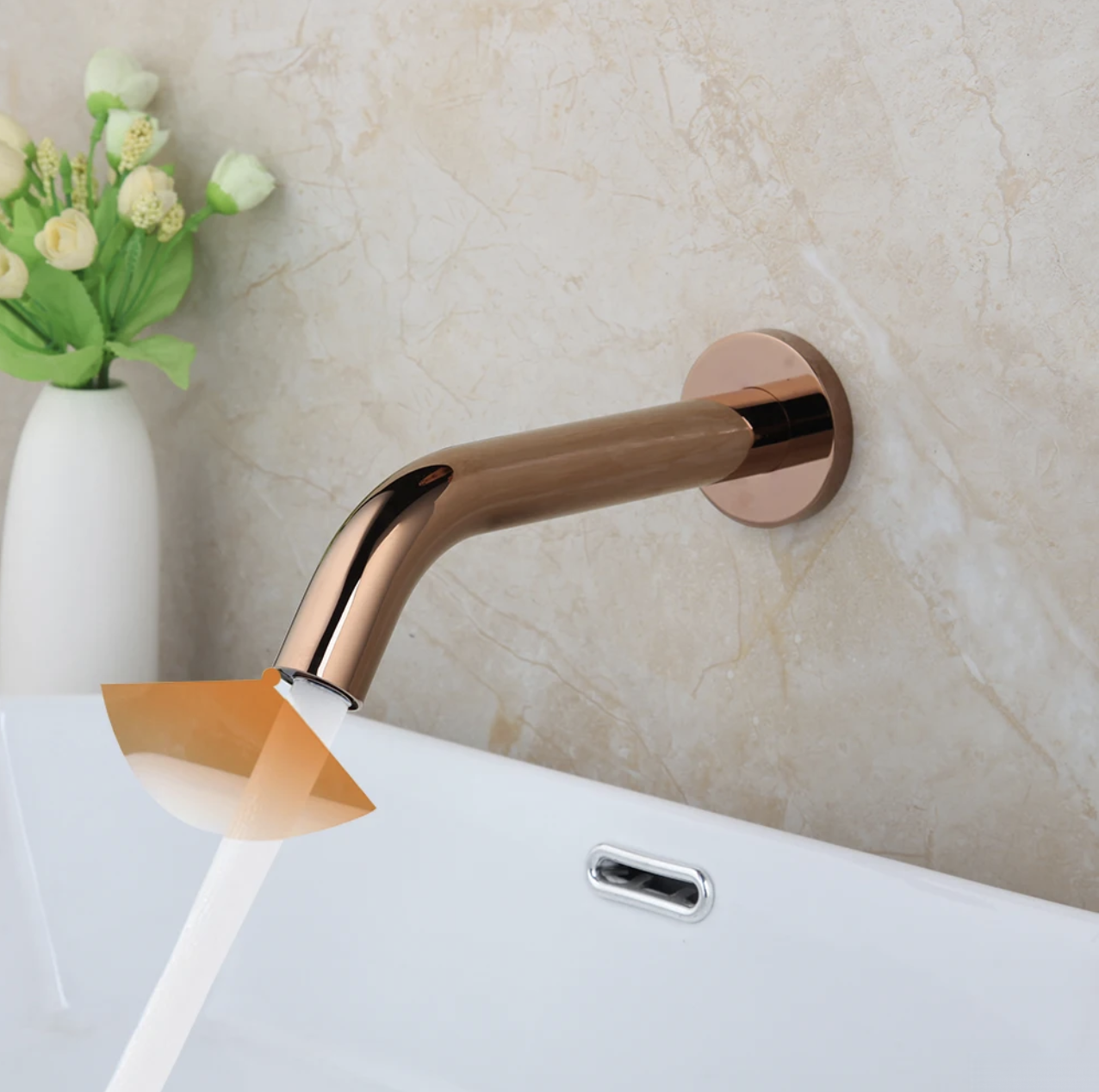 Rubinetto a parete con sensore BWS1254 oro rosa sopra un lavabo bianco