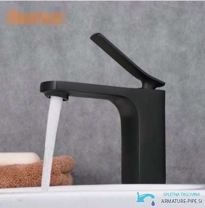 Rubinetto bagno EYN CKB2241 – vista laterale con acqua corrente