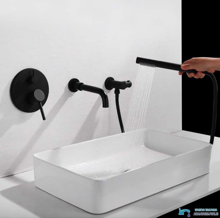 Sistema doccia da incasso EYN CP1551black in uso: vasca con parete bianca