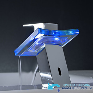 Miscelatore a cascata EYN cq0812, vista laterale con luce LED blu