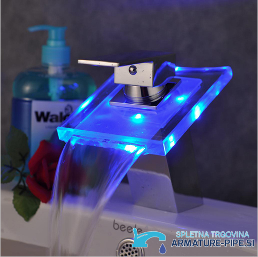Rubinetto bagno a cascata EYN cq0812 in uso sul lavabo con luce blu