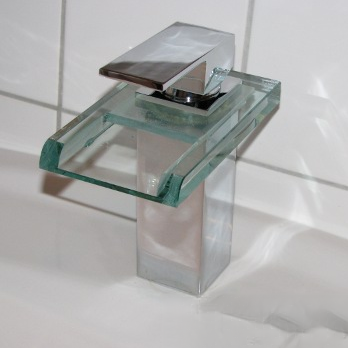 Rubinetto LED EYN xl8002 su lavabo bianco con bocca trasparente in vetro