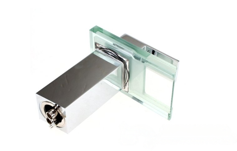 Dettaglio del raccordo inferiore del rubinetto LED EYN xl8002