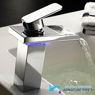 Rubinetto bagno LED EYN-MF97 con bocca a cascata aperta