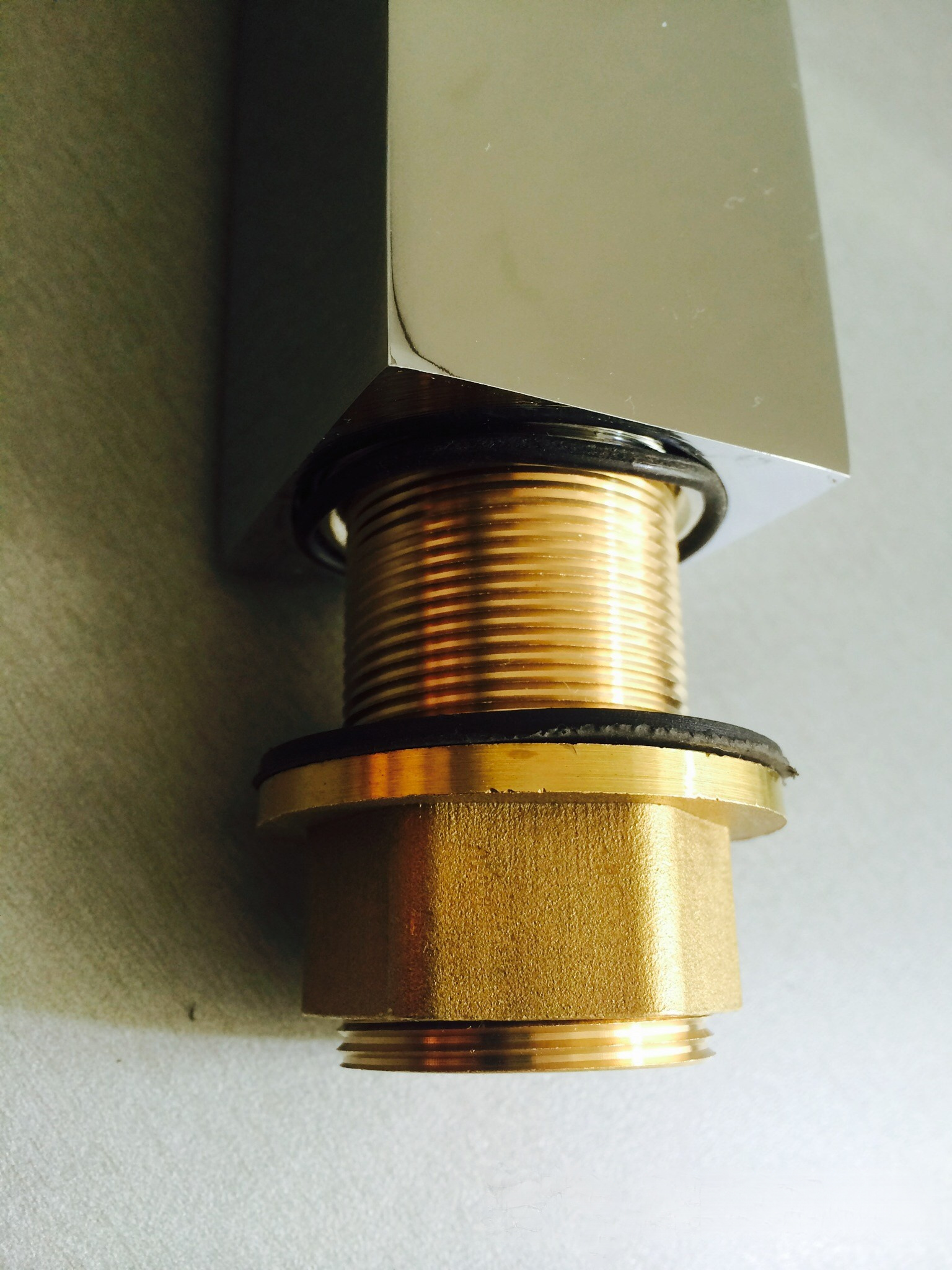 Dettaglio della filettatura in ottone del rubinetto LED EYN-MF97