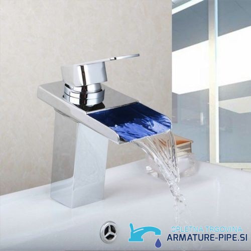 Rubinetto a cascata EYN206 installato su un lavabo bianco