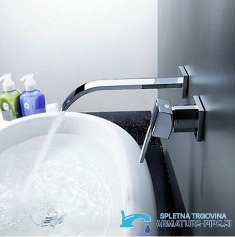 Miscelatore lavabo a parete EYN4301 in uso su un lavabo bianco
