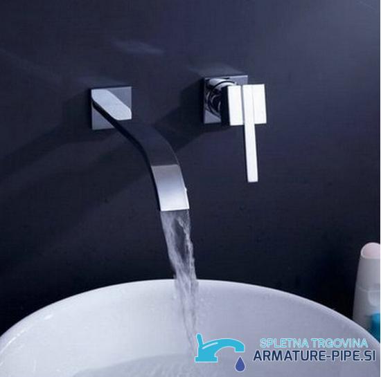 Miscelatore lavabo a parete EYN4301 in uso davanti a una parete scura