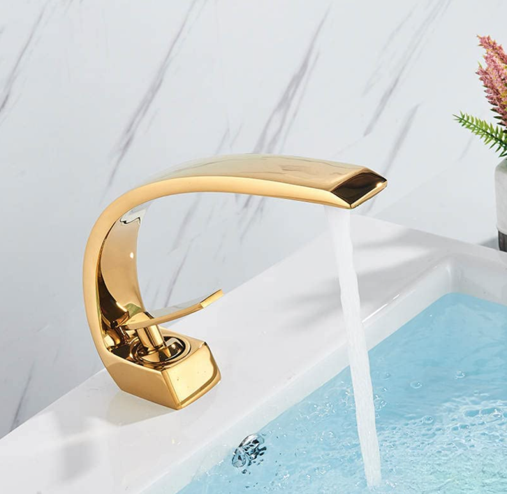 Miscelatore lavabo GB1424-zs in uso su lavabo bianco con parete effetto marmo