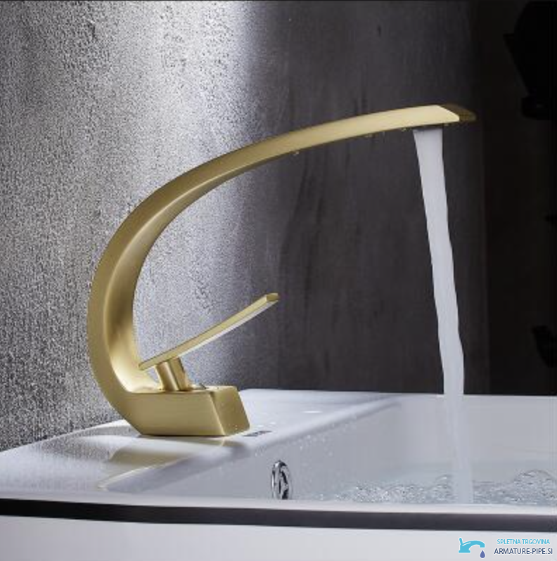 Miscelatore lavabo GB1424-zs in uso su lavabo bianco, con finitura oro spazzolato