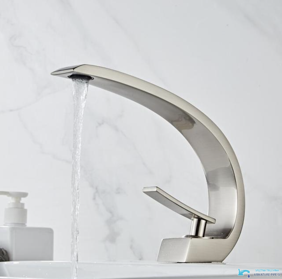 Miscelatore lavabo GB1424-zs ultramoderno in uso su un lavabo bianco