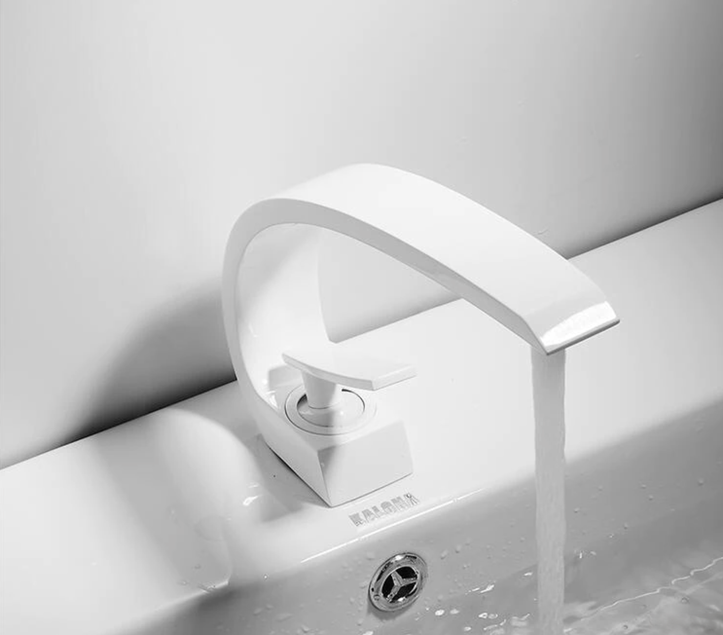 Miscelatore lavabo GB1424-zs bianco in uso sul lavabo