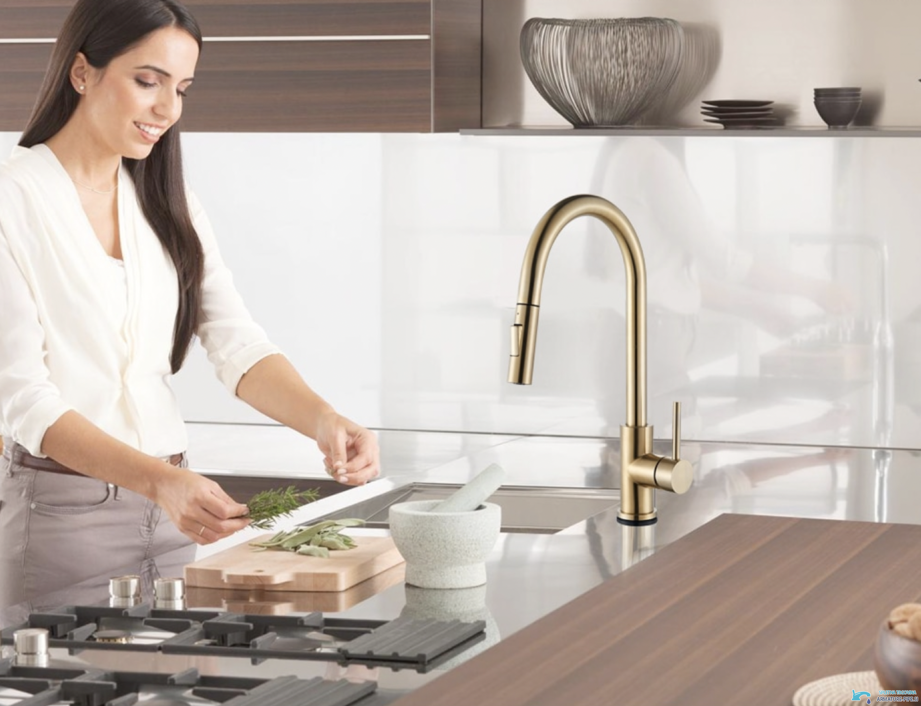 Miscelatore da cucina touch GK1218 in uso in una cucina moderna