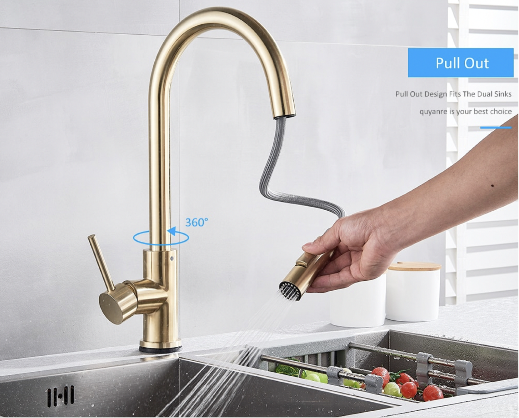Miscelatore da cucina touch dorato GK1218 in uso su un lavello a due vasche