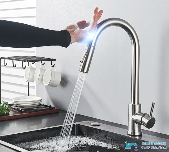 Miscelatore da cucina touch GK1218 in uso su un lavello