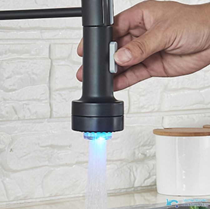 Testina LED per rubinetto da cucina EYN GLED1649 in nero opaco