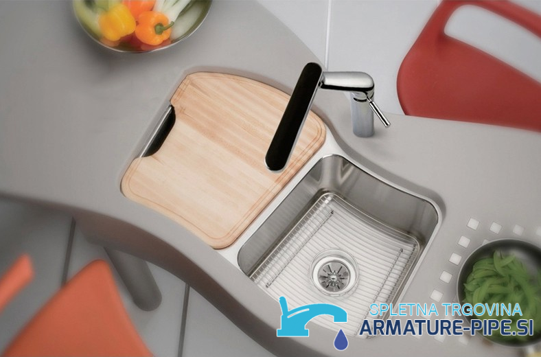 Rubinetto da cucina/bagno KA05738 in uso: lavello con tagliere