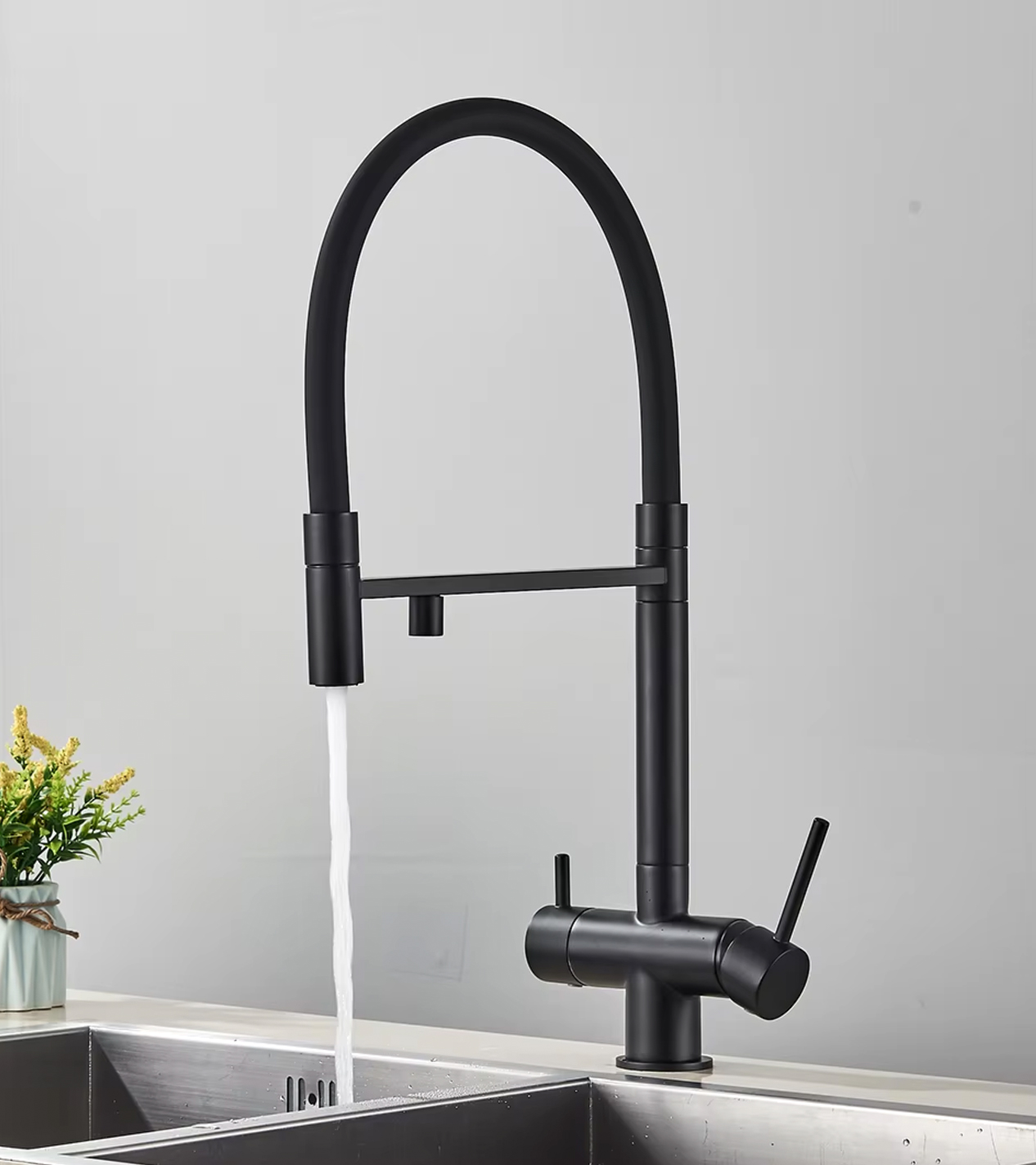Miscelatore filtrante da cucina ELITE EDITION KA1643 in uso su un lavello in acciaio inox