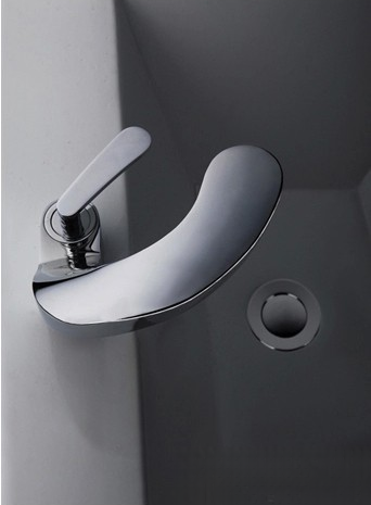 Dettaglio della bocca e della leva del rubinetto da cucina/bagno KA17318
