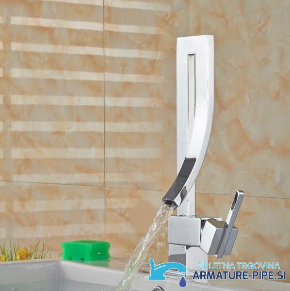 Rubinetto lavabo in ottone KA5711 in uso su un lavabo chiaro