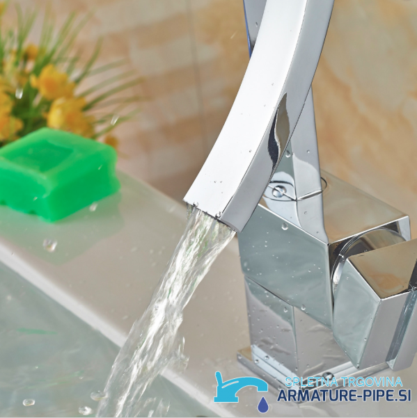 Dettaglio della bocca curva del miscelatore lavabo KA5711 con ampio getto d'acqua