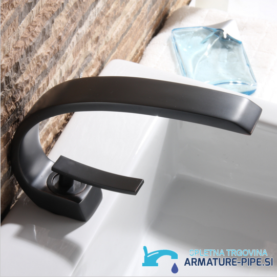 Rubinetto semicircolare da cucina e bagno KA72932 su lavabo bianco