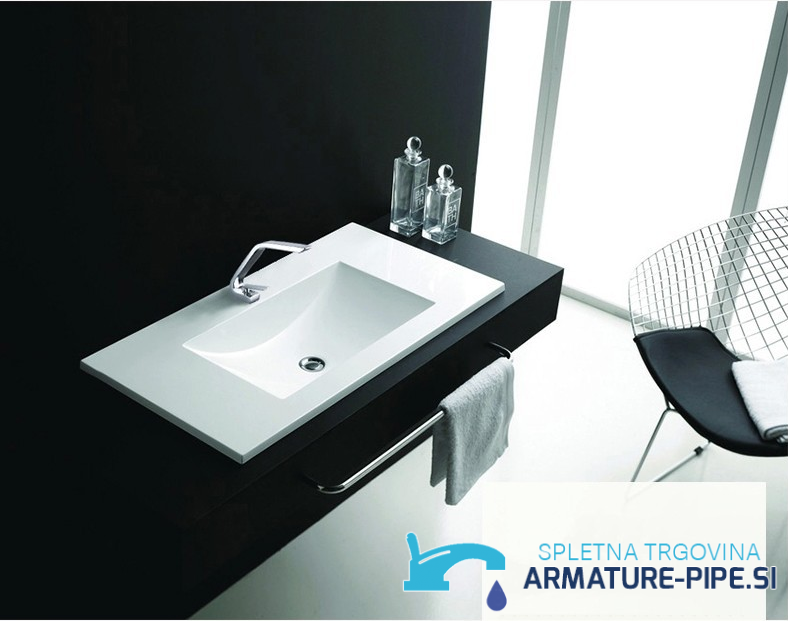 Rubinetto da cucina/bagno KA933141 su lavabo bianco con consolle nera