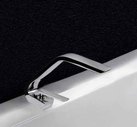 Rubinetto da cucina/bagno KA933141 sul bordo di un lavabo bianco