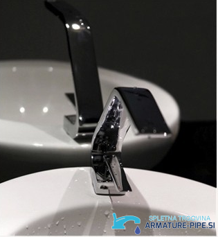 Rubinetto da cucina e bagno KA933141 installato su un lavabo bianco