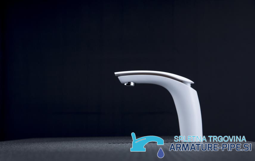 Elegante rubinetto bianco KAB6116, profilo laterale con bocca piatta