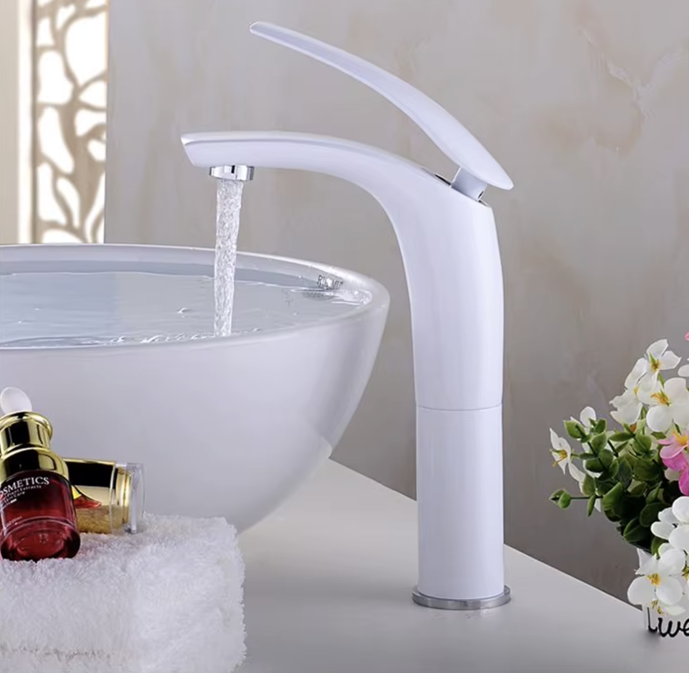 Rubinetto bianco KAB6116 in uso con un lavabo da appoggio