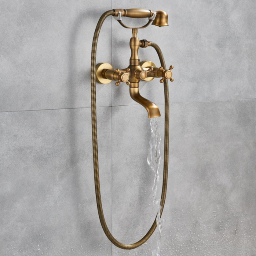 Rubinetto vasca vintage KAQ1305 su parete grigia del bagno