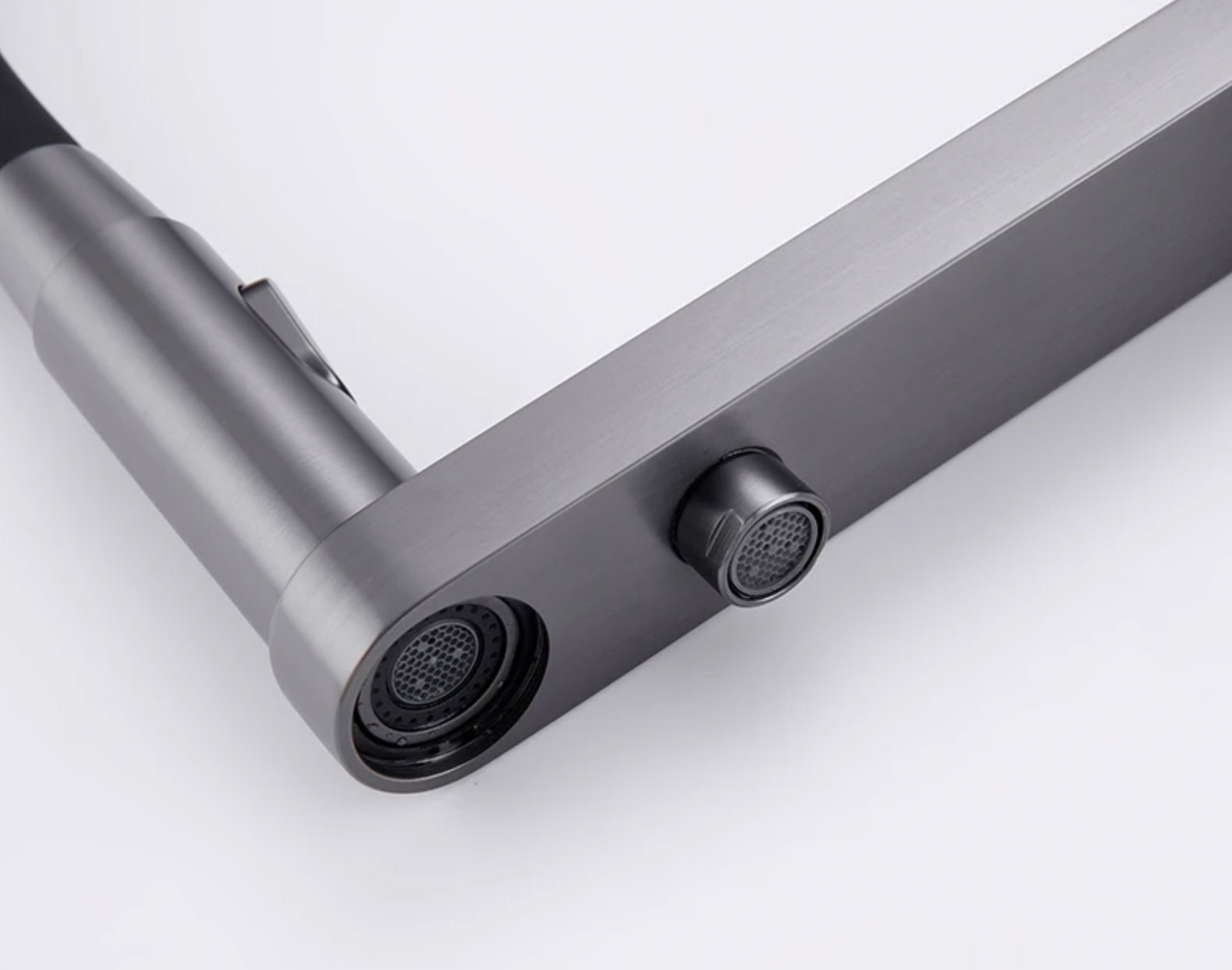 Detail der zwei Ausläufe der Luxus-Küchenarmatur ELITE EDITION KFS1814