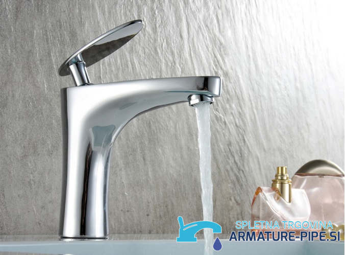 Rubinetto da bagno KP2353 sul lavabo con acqua corrente